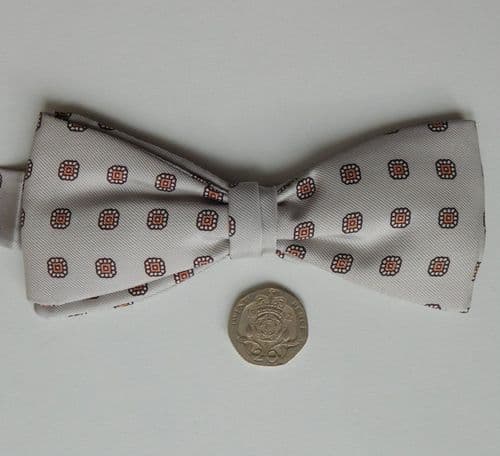 All Silk English bow tie traditional pattern grey Collar size 14 - 19 inches NEW